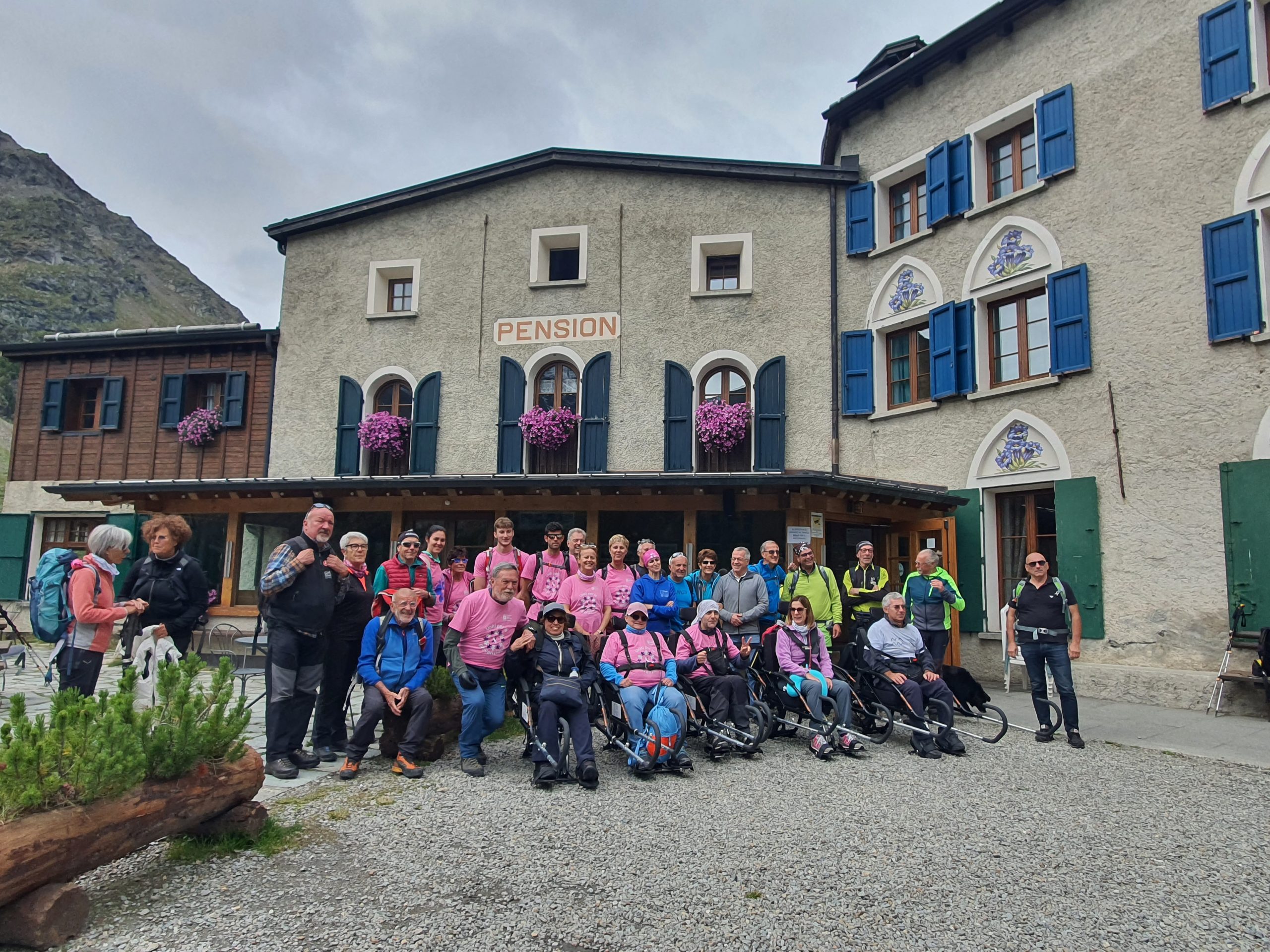 Gruppo in partenza dal Rifugio Forni