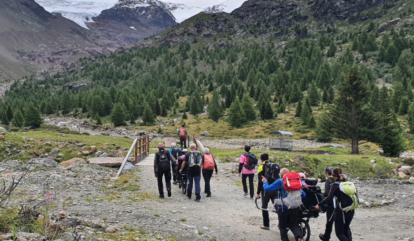 gruppo in salita verso il rifugio branca