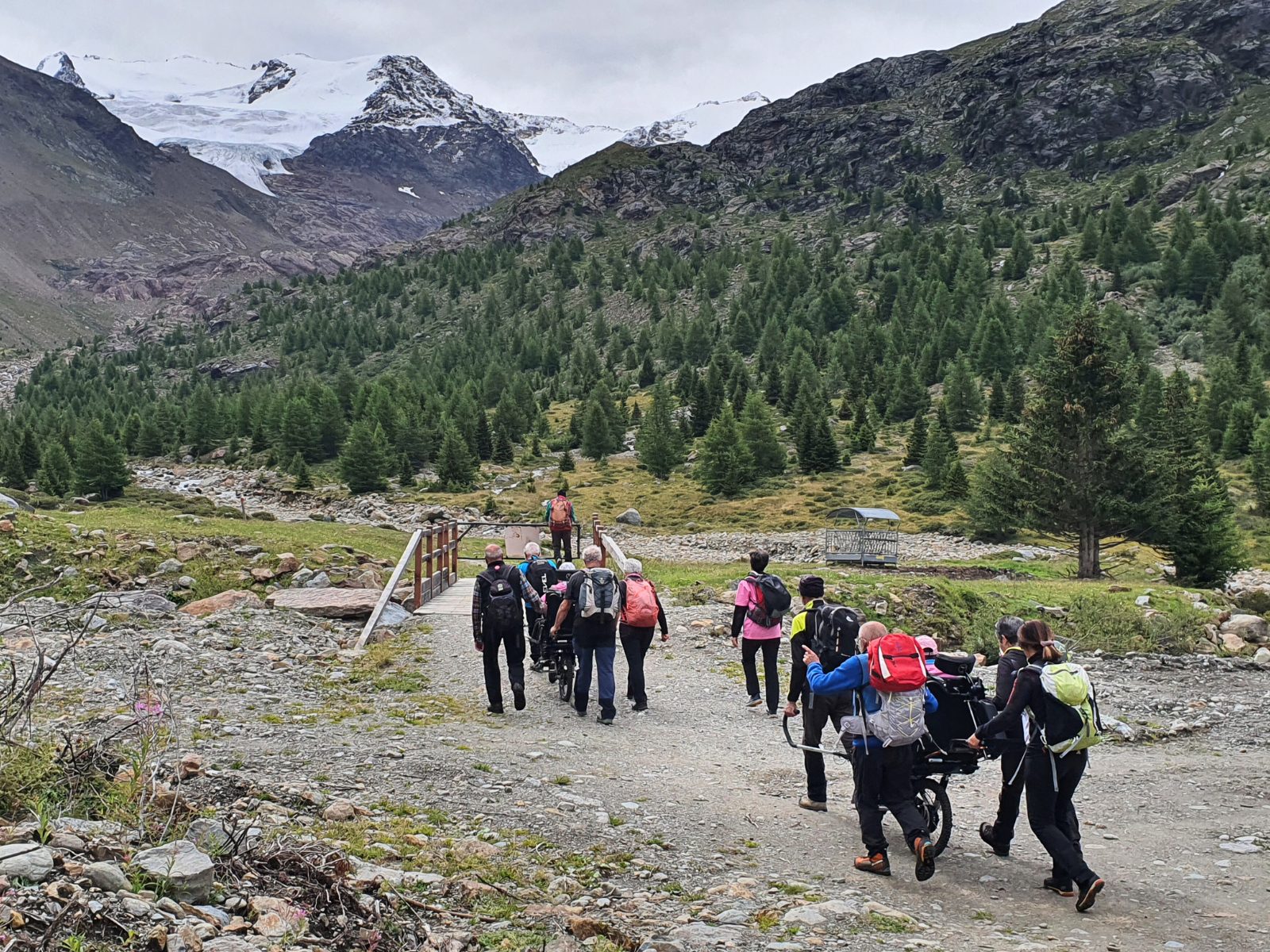 gruppo in salita verso il rifugio branca